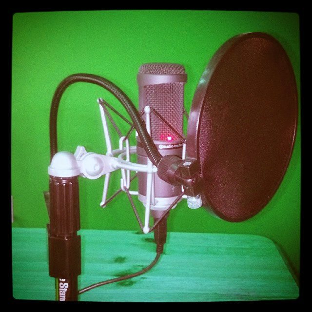 podcast-microphone-green